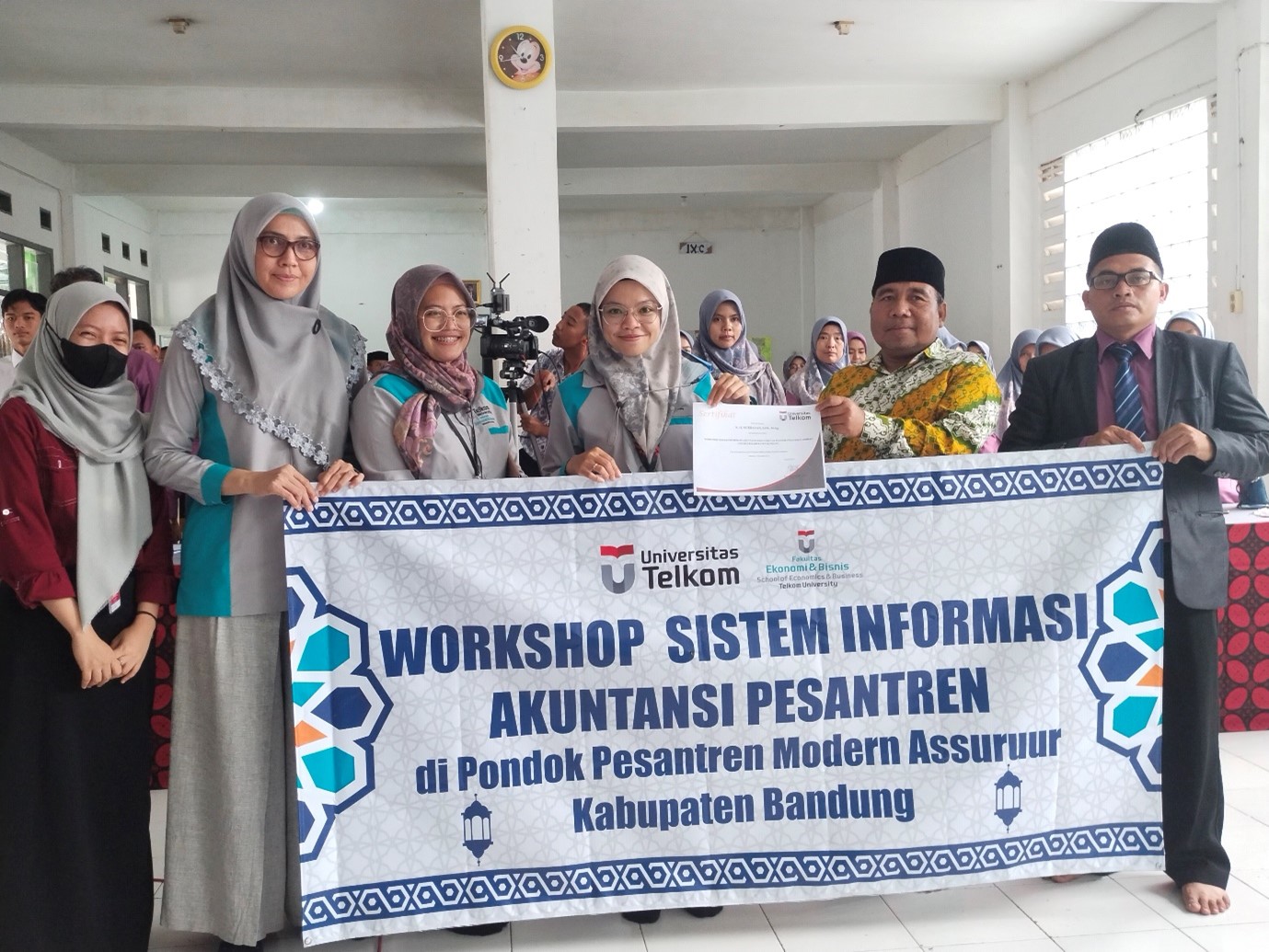 WORKSHOP SISTEM INFORMASI AKUNTANSI PESANTREN DI PONDOK PESANTREN MODERN ASSURUUR KABUPATEN BANDUNG WORKSHOP SISTEM INFORMASI AKUNTANSI PESANTREN DI PONDOK PESANTREN MODERN ASSURUUR KABUPATEN BANDUNG